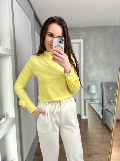 Bluzka Fiora z ozdobnymi różami zółta