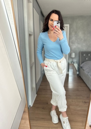 Bluzka prążkowana Nori V-neck błękitna