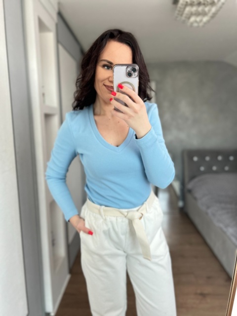 Bluzka prążkowana Nori V-neck błękitna