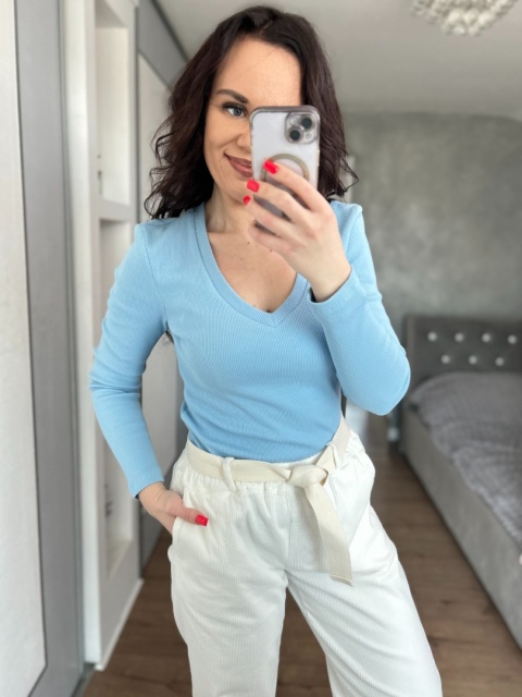 Bluzka prążkowana Nori V-neck błękitna